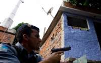 Operação policial cerca quatro morros no centro do Rio