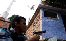 Opera&ccedil;&atilde;o policial cerca quatro morros no centro do Rio