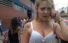 Dan&ccedil;arina &eacute; barrada em trem por usar roupa ousada
