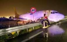Piloto perde controle e avi&atilde;o invade rodovia na It&aacute;lia