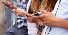Celulares podem ser os vil&otilde;es das dores nas costas de crian&ccedil;as e adolescentes