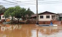 Frente fria se afasta e chuva perde força no Paraná