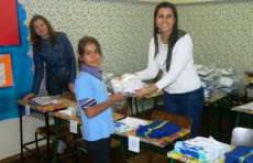 Nova Laranjeiras - Secretaria de Educa&ccedil;&atilde;o entrega uniformes para aulos da rede municipal