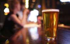 Segundo pesquisa, uma cerveja "deixa as pessoas mais soci&aacute;veis"