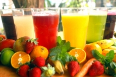 O ver&atilde;o est&aacute; chegando! Saiba quais s&atilde;o os alimentos que ajudam a hidratar o corpo
