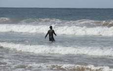 'Sol Nascente': Mario entra no mar e &eacute; puxado pela correnteza