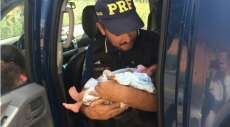 Policial cuida de beb&ecirc; enquanto m&atilde;e acidentada &eacute; atendida