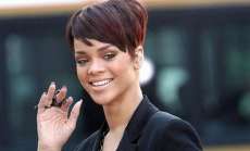 Rihanna &eacute; flagrada batendo em uma f&atilde; com microfone