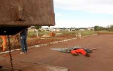 Trabalhador morre ap&oacute;s cair de caminh&atilde;o da coleta de lixo