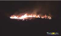 Laranjeiras - Corpo de Bombeiros combate inc&ecirc;ndio de grandes propor&ccedil;&otilde;es