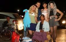 Grupo de Drag Queens doam mais de mil pe&ccedil;as de roupa para moradores de rua