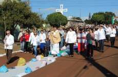 Catanduvas - Prociss&atilde;o de Corpus Christi leva muita gente &agrave;s ruas