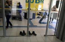 No Paran&aacute;, trabalhadores tiveram que tirar botas para entrar em banco