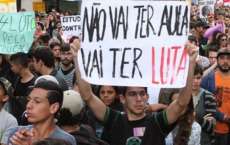 Estudantes ocupam 735 col&eacute;gios p&uacute;blicos no Paran&aacute;