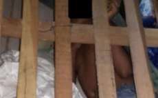 Justi&ccedil;a afasta dos pais menino deixado dentro de cela de estuprador