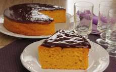 Prepare um bolo de cenoura integral super fofinho e com uma calda irresist&iacute;vel