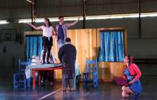 Guarania&ccedil;u - Sicredi trouxe &agrave; cidade a pe&ccedil;a teatral "Que vai ser?"
