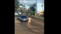 Pinh&atilde;o - Homem anda nu pelas ruas da cidade