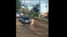 Pinh&atilde;o - Homem anda nu pelas ruas da cidade