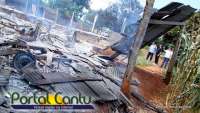 Nova Laranjeiras - Casa é totalmente destruída pelo fogo - Veja fotos