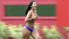 Amanda cumpre promessa e faz topless
