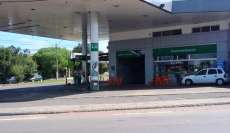 Argentino esquece mulher em posto de combust&iacute;veis ap&oacute;s abastecer carro