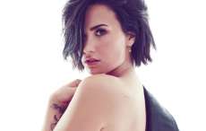 Demi Lovato posa sem make, sem photoshop e sem roupa