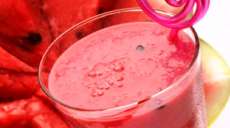 Aprenda a fazer smoothie de melancia. Confira!