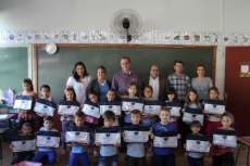 Rio Bonito - Alunos recebem kits escolares e novas carteiras