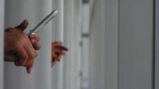 Projeto do governo do Paran&aacute; pro&iacute;be sinal de celular em penitenci&aacute;rias