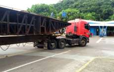 Caminh&atilde;o cruza o Paran&aacute; com balsa para travessia entre Bandeirantes e Itambarac&aacute;