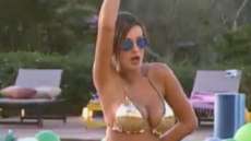 Andressa Urach volta para o reality A Fazenda e fica completamente nua
