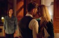 'Rock Story': Gui Santiago flagra Diana e L&eacute;o R&eacute;gis aos beijos