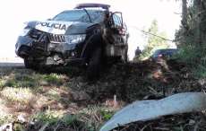 Delegada capota viatura da Pol&iacute;cia Civil na PR-180