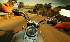 Motociclista imprudente escapa da morte v&aacute;rias vezes em poucos segundos.Assista