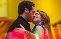 'Haja Cora&ccedil;&atilde;o': Tancinha e Beto se beijam em parquinho de crian&ccedil;a