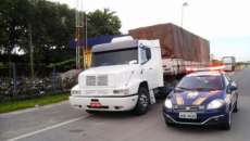 Caminh&atilde;o que furou 137 ped&aacute;gios &eacute; retido pela PRF