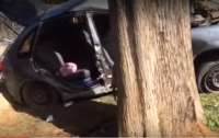 Adolescente pega carro escondido e se acidenta com quatro irmãos menores