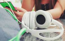 Pesquisa aponta que jovens t&ecirc;m perda de audi&ccedil;&atilde;o precoce