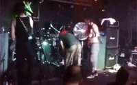 Vocalista de banda punk infarta durante show. Veja