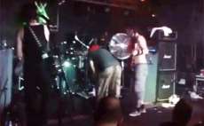 Vocalista de banda punk infarta durante show. Veja