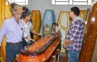 Familiares buscando o caixão escolhido