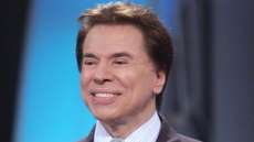 Silvio Santos mostra Playboy de participante e marido se revolta na web