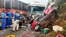 Caminh&atilde;o de Santa Izabel do Oeste se envolve em grave acidente em SC