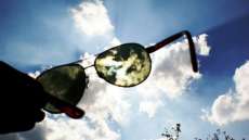 &Oacute;culos de sol barato pode custar caro aos olhos. Entenda