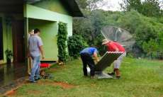 Goioxim - Assist&ecirc;ncia Social entregas telhas para fam&iacute;lias atingidas pelas fortes chuvas dos &uacute;ltimos meses