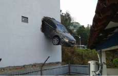 No Espirito Santo, carro fica pendurado em garagem de pr&eacute;dio e com motorista dentro