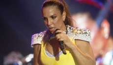 Ivete Sangalo da bronca em f&atilde; que fotografou sua calcinha. Assista o v&iacute;deo