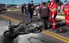 Ap&oacute;s batida, moto pega fogo e homem morre