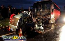Cand&oacute;i - Colis&atilde;o frontal entre &ocirc;nibus e Fiat Uno deixa uma v&iacute;tima fatal